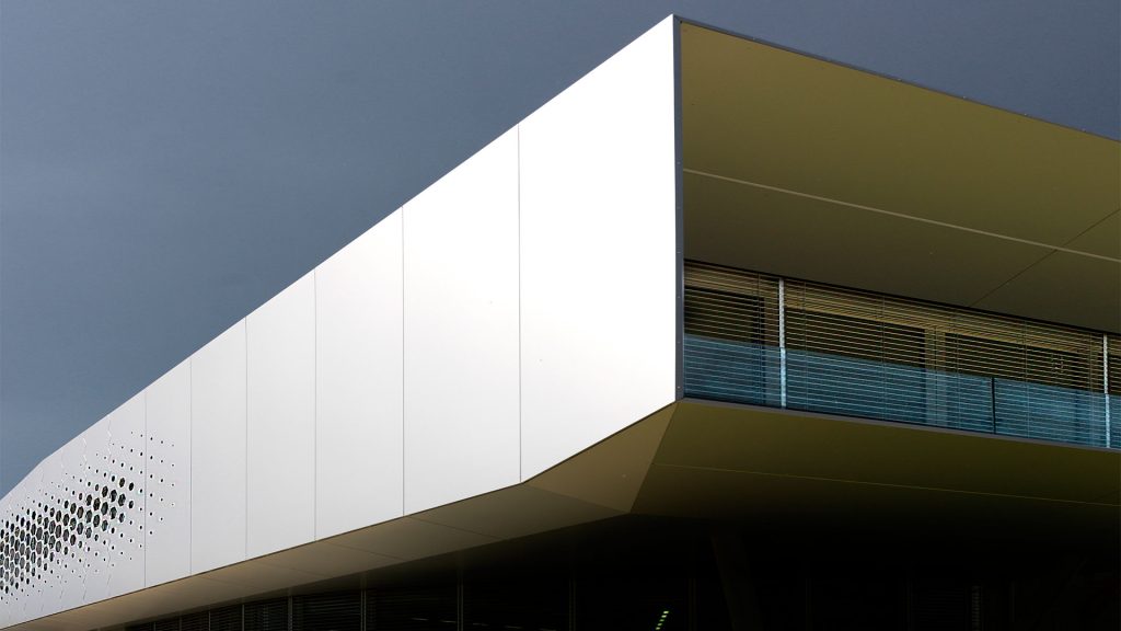 Read more about the article اجرای نمای سرامیک خشک پرسلانی در چابهار