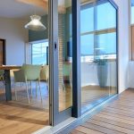 تصویر یک اتاق با پنجره ترمال بریک لیفت اند اسلاید و قیمت‌گذاری بر اساس ویژگی‌ها.